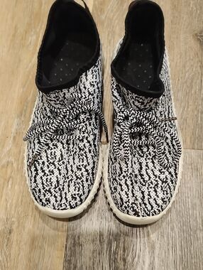 Casual Knit Lace-Up Women’s Sneakers - Black & White